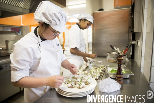 Les élèves du lycée professionnel hôtelier Guillaume TIREL à Paris.