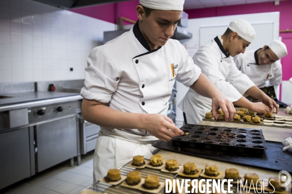 Les élèves du lycée professionnel hôtelier Guillaume TIREL à Paris.