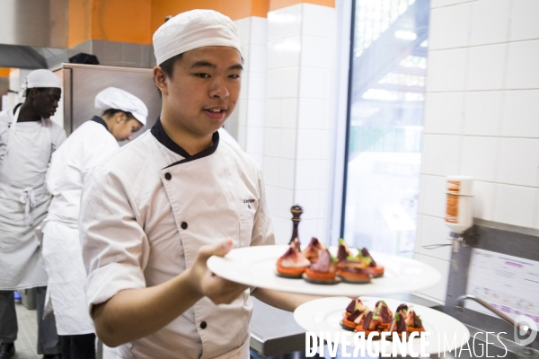 Les élèves du lycée professionnel hôtelier Guillaume TIREL à Paris.