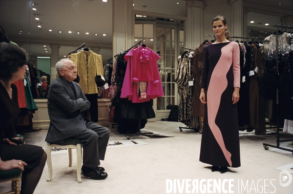 Préparation du dernier défilé d Yves Saint Laurent Haute Couture