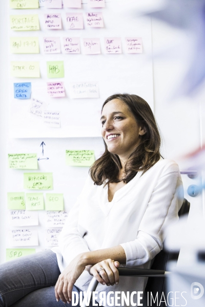 Laure LUCCHESI, directrice d ETALAB dans son bureau.