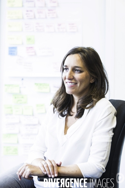 Laure LUCCHESI, directrice d ETALAB dans son bureau.