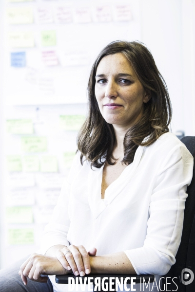 Laure LUCCHESI, directrice d ETALAB dans son bureau.
