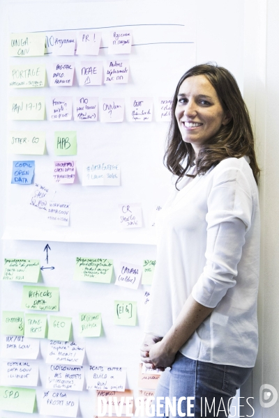 Laure LUCCHESI, directrice d ETALAB dans son bureau.