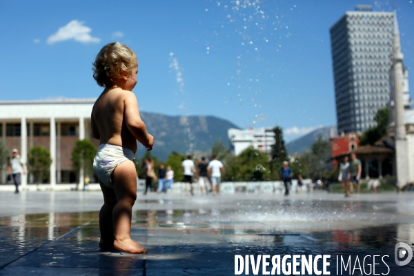 Jeu d eau à Tirana ( Albanie )