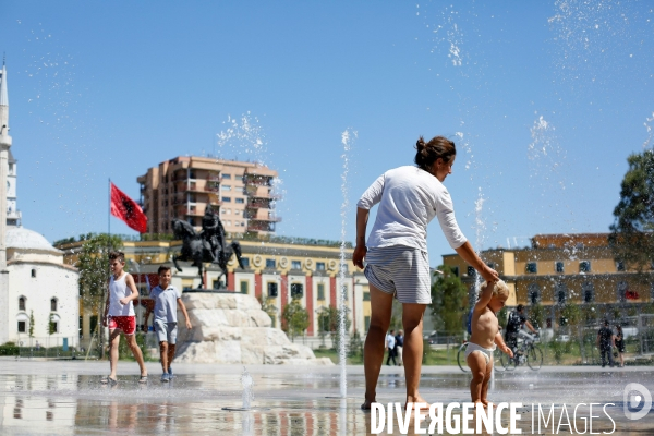 Jeu d eau à Tirana ( Albanie )