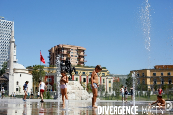 Jeu d eau à Tirana ( Albanie )