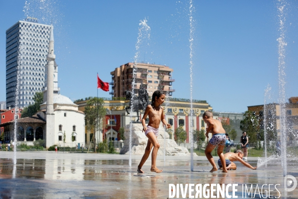 Jeu d eau à Tirana ( Albanie )