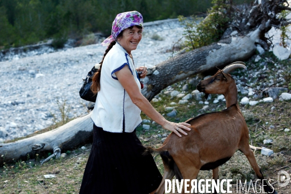 Shkurta éleveuse de chèvre dans les montagnes albanaises