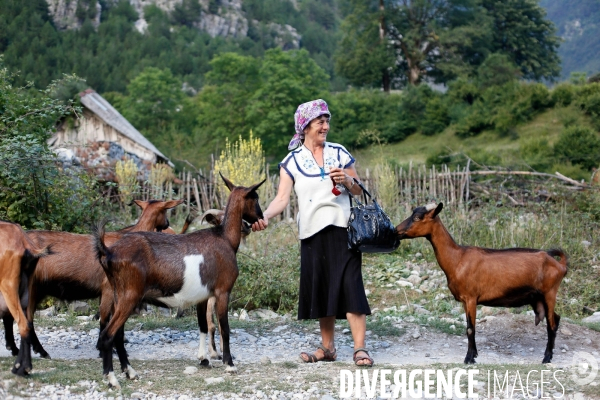 Shkurta éleveuse de chèvre dans les montagnes albanaises