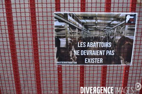 Nuit Debout devant l abattoir Guy Harang à Houdan. No slaughterhouses.