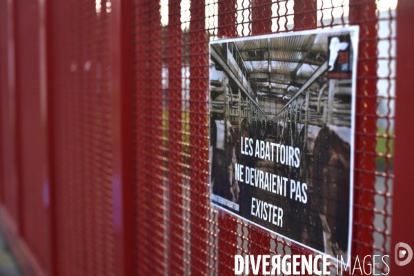 Nuit Debout devant l abattoir Guy Harang à Houdan. No slaughterhouses.