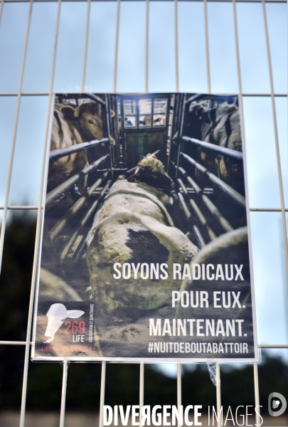 Nuit Debout devant l abattoir Guy Harang à Houdan. No slaughterhouses.