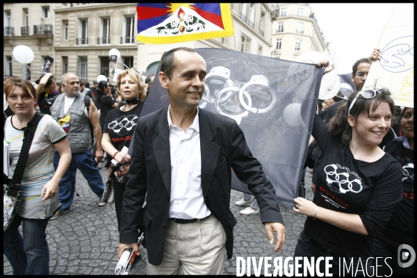 Manifestation de reporters sans frontiere (rsf) avec robert menard