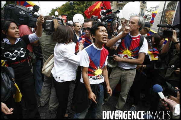 Manifestation de reporters sans frontiere (rsf) avec robert menard