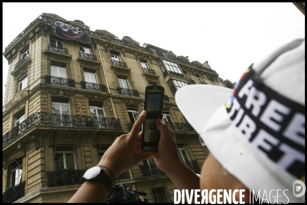 Manifestation de reporters sans frontiere (rsf) avec robert menard