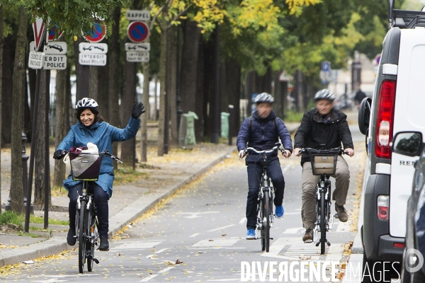 Anne HIDALGO, la maire de Paris en Vélo.