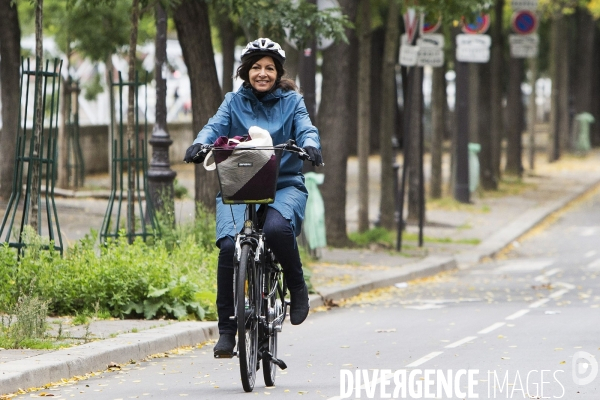 Anne HIDALGO, la maire de Paris en Vélo.