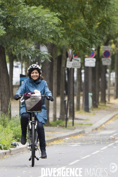 Anne HIDALGO, la maire de Paris en Vélo.