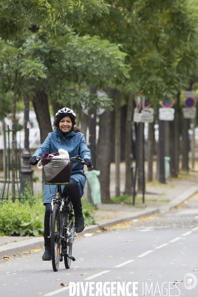 Anne HIDALGO, la maire de Paris en Vélo.