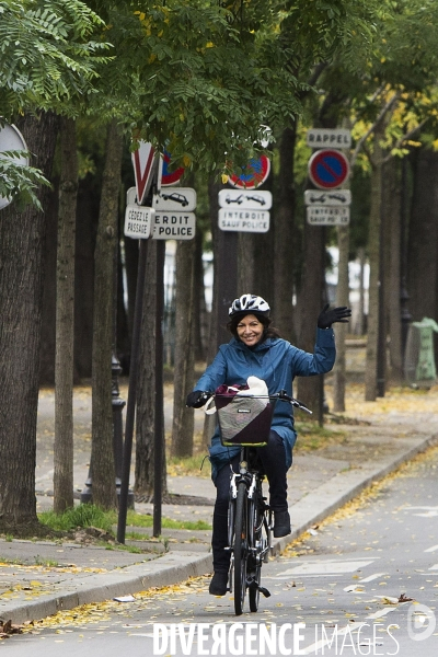 Anne HIDALGO, la maire de Paris en Vélo.
