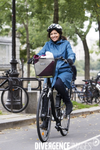 Anne HIDALGO, la maire de Paris en Vélo.