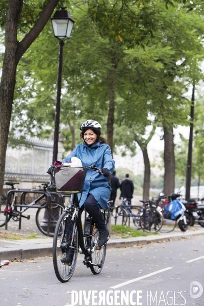 Anne HIDALGO, la maire de Paris en Vélo.