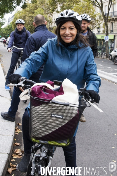 Anne HIDALGO, la maire de Paris en Vélo.