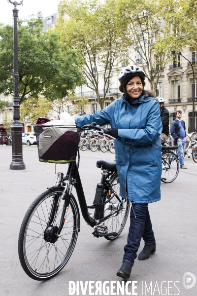 Anne HIDALGO, la maire de Paris en Vélo.