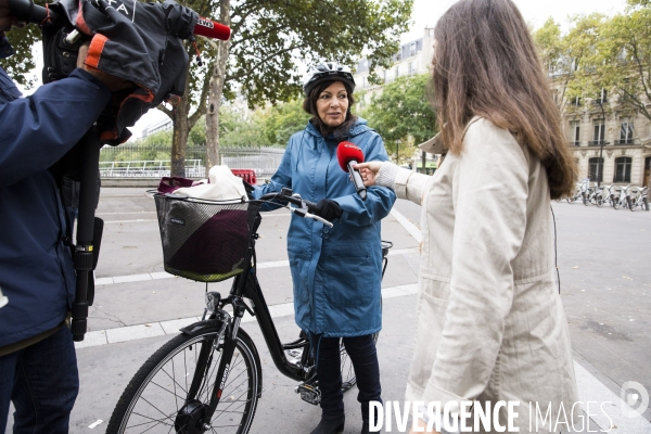 Anne HIDALGO, la maire de Paris en Vélo.