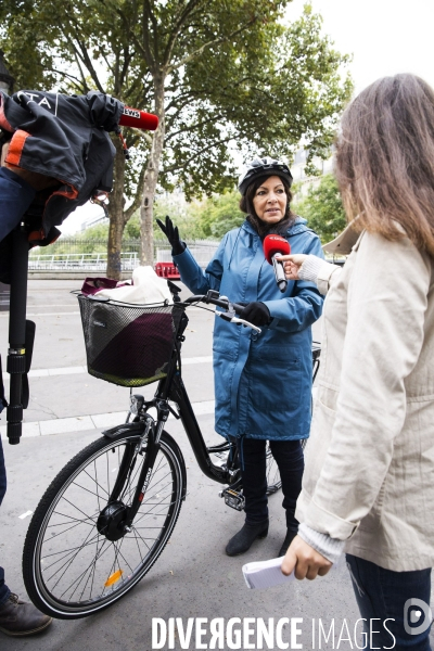 Anne HIDALGO, la maire de Paris en Vélo.