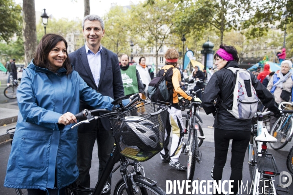 Anne HIDALGO, la maire de Paris en Vélo.