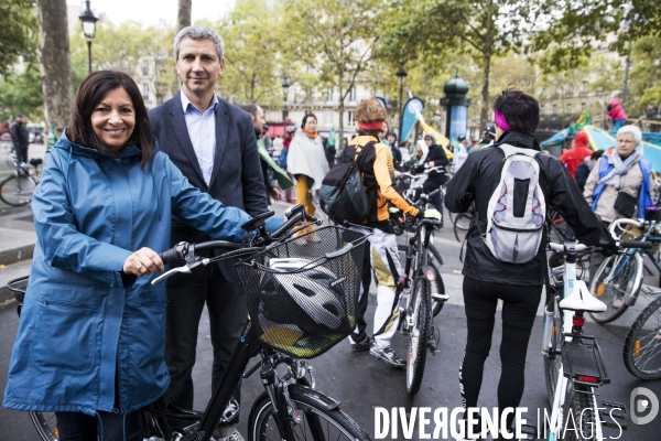 Anne HIDALGO, la maire de Paris en Vélo.