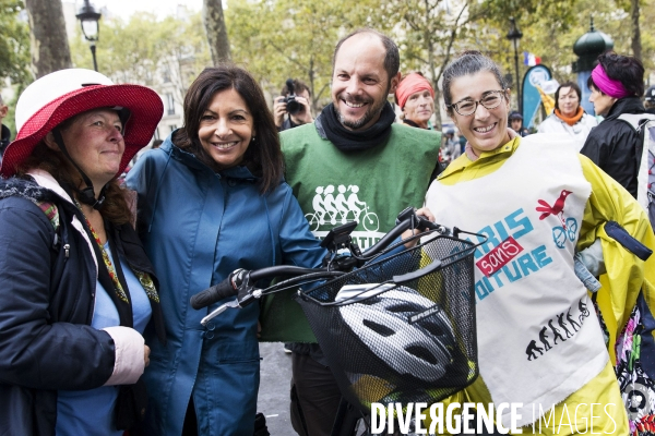 Anne HIDALGO, la maire de Paris en Vélo.