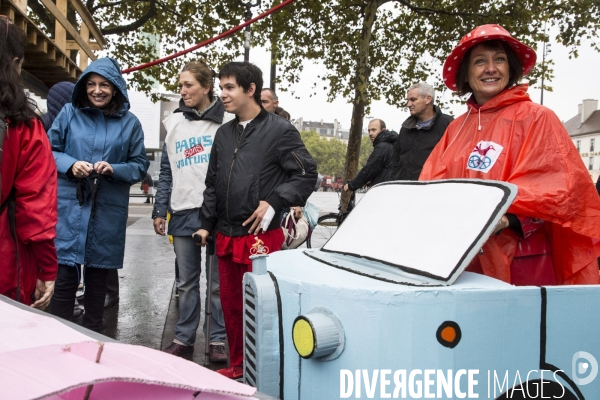 Anne HIDALGO, la maire de Paris en Vélo.