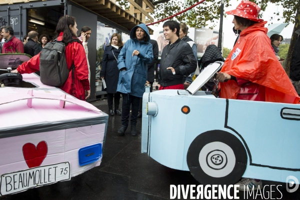 Anne HIDALGO, la maire de Paris en Vélo.