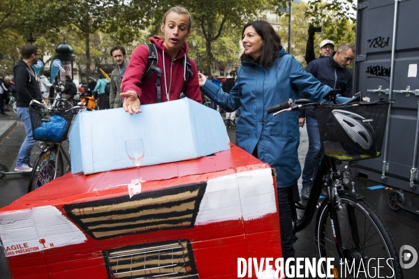 Anne HIDALGO, la maire de Paris en Vélo.