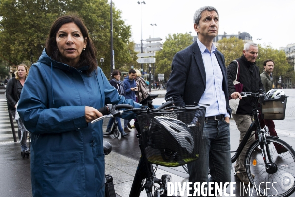 Anne HIDALGO, la maire de Paris en Vélo.