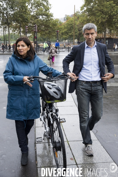 Anne HIDALGO, la maire de Paris en Vélo.