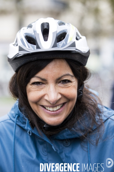 Anne HIDALGO, la maire de Paris en Vélo.