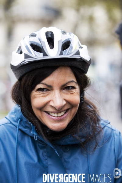 Anne HIDALGO, la maire de Paris en Vélo.