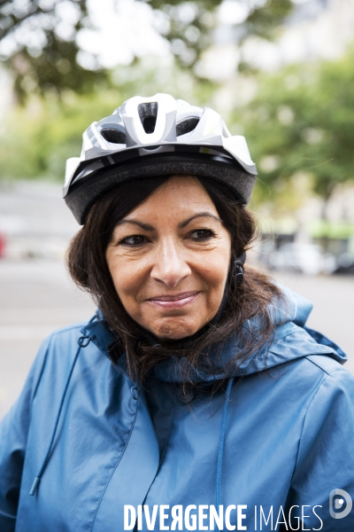 Anne HIDALGO, la maire de Paris en Vélo.