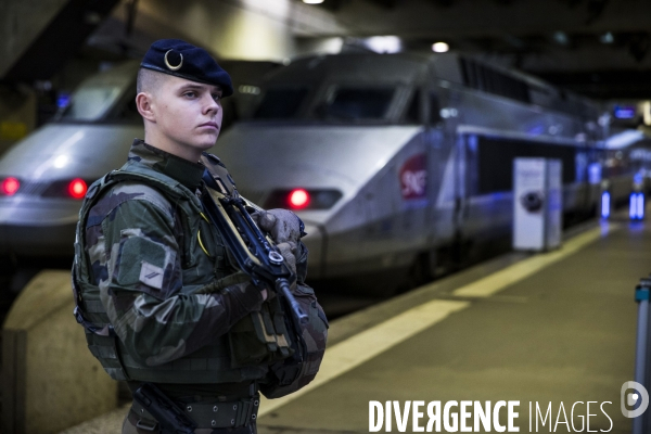 Photos d illustration avec une patrouille de l opération   Sentinelle  à la gare Montparnasse.