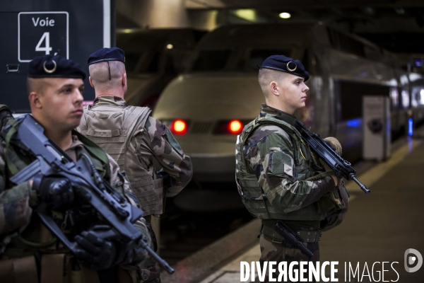 Photos d illustration avec une patrouille de l opération   Sentinelle  à la gare Montparnasse.