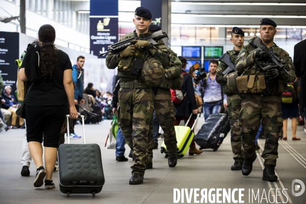 Photos d illustration avec une patrouille de l opération   Sentinelle  à la gare Montparnasse.