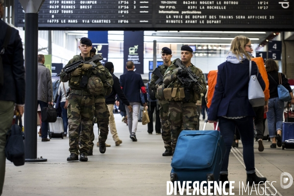 Photos d illustration avec une patrouille de l opération   Sentinelle  à la gare Montparnasse.