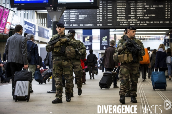 Photos d illustration avec une patrouille de l opération   Sentinelle  à la gare Montparnasse.