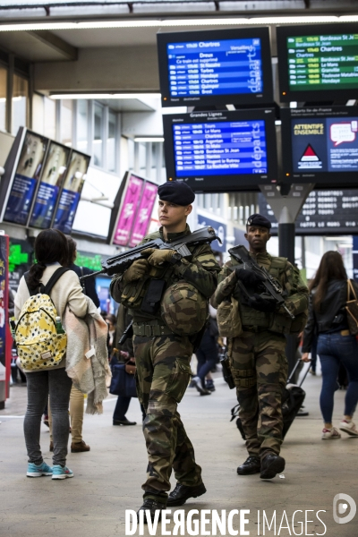 Photos d illustration avec une patrouille de l opération   Sentinelle  à la gare Montparnasse.