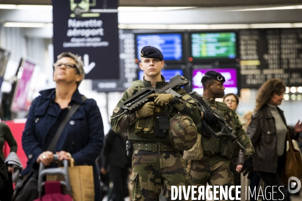 Photos d illustration avec une patrouille de l opération   Sentinelle  à la gare Montparnasse.