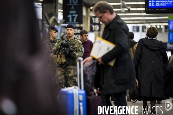 Photos d illustration avec une patrouille de l opération   Sentinelle  à la gare Montparnasse.